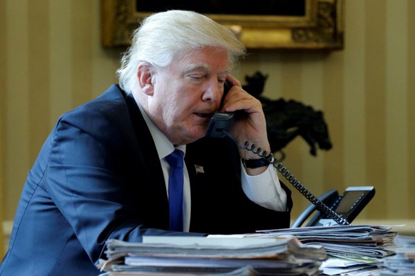 Donald Trump habló con Vladimir Putin y otros mandatarios desde la Oficina Oval