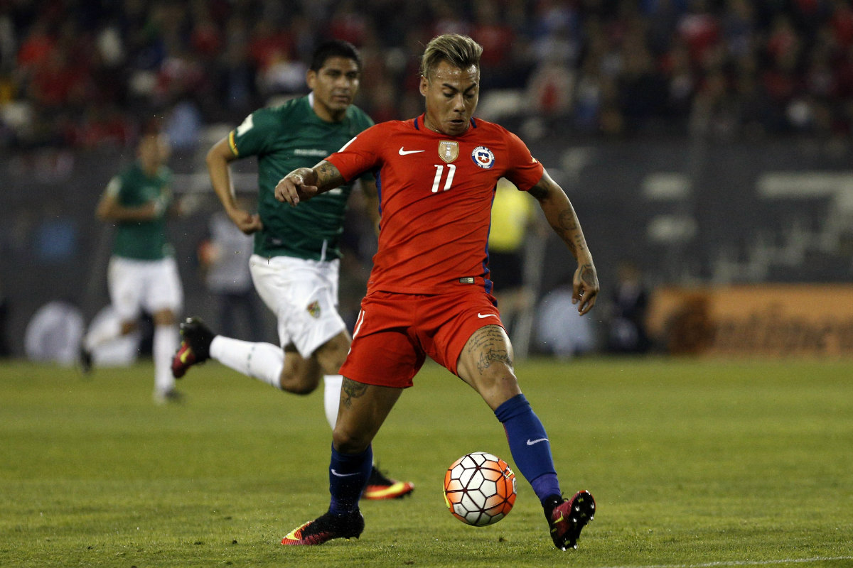 Eduardo Vargas en un partido con la selección de Chile
