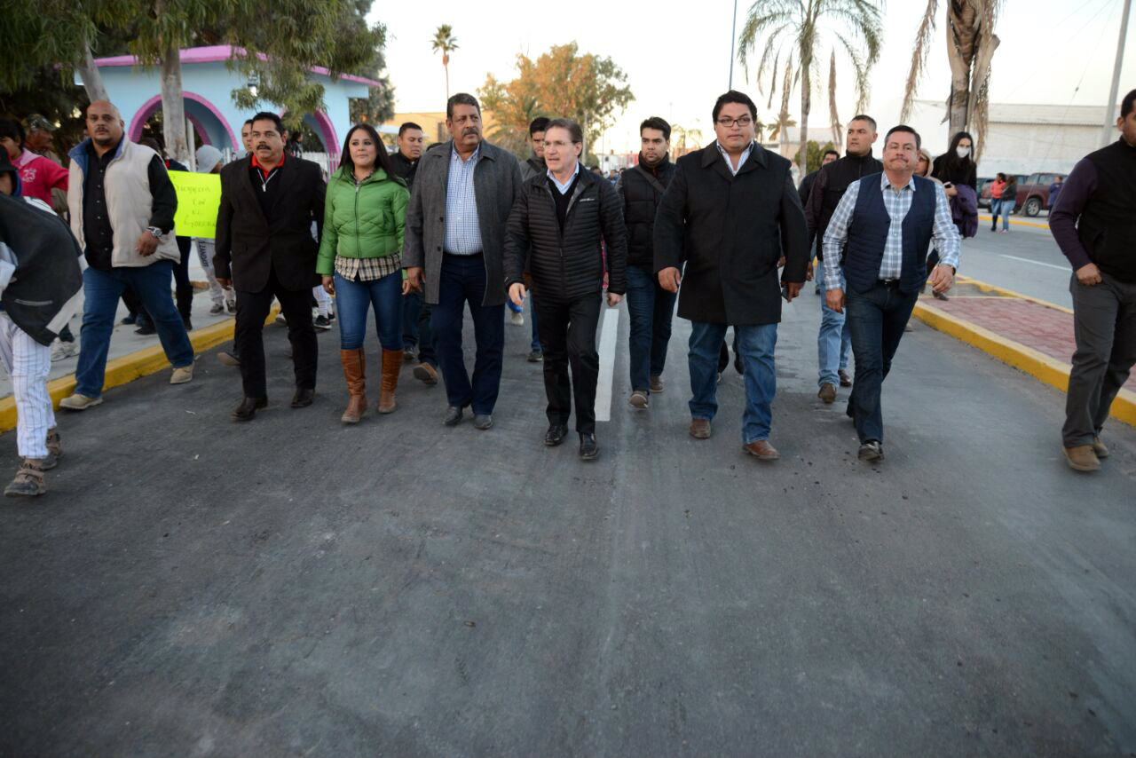 El gobernador de Durango arrancó obras de rehabilitación de pavimento y alumbrado en Tlahualilo.
