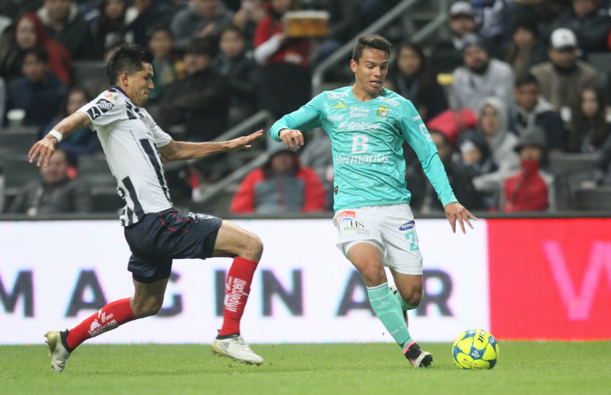 Jesús Molina y Osvaldo Martínez disputan un balón