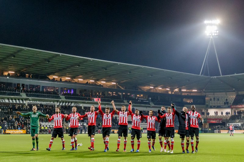 PSV festeja el triunfo con sus fanáticos