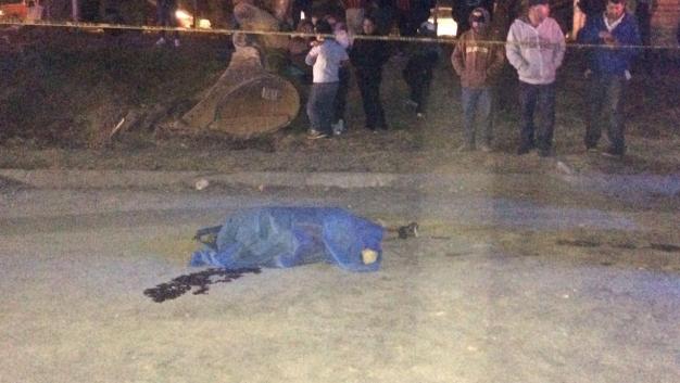 Aparentemente la motocicleta derrapó alrededor de 100 metro dejando al conductor algunas lesiones y causando la muerte del copiloto.