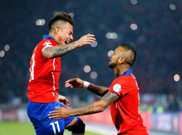 Arturo Vidal y Eduardo Vargas en un partido con Chile