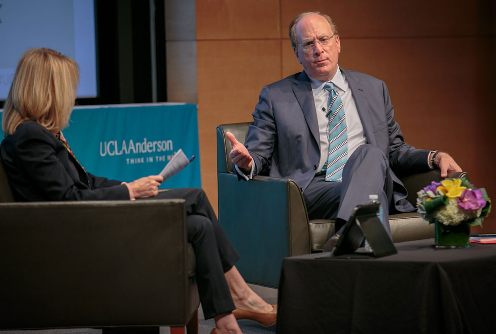 Larry Fink solo aprobará aumentos para ejecutivos si elevan los salarios de sus empleados.