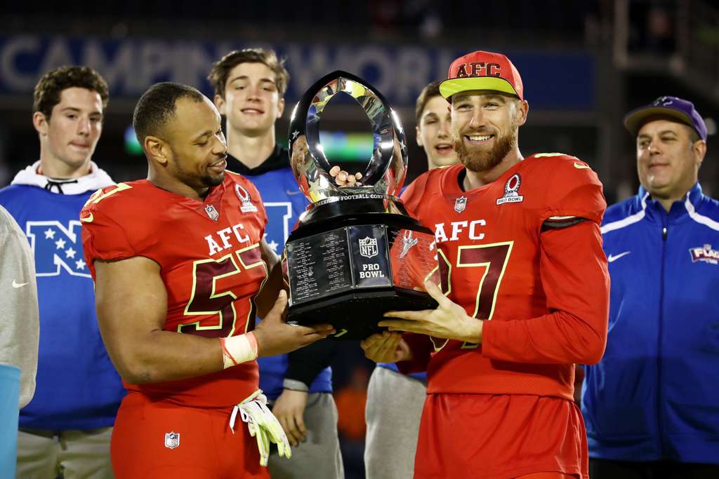 Lorenzo Alexander y Travis Kelce sostienen el tazón de los profesionales 