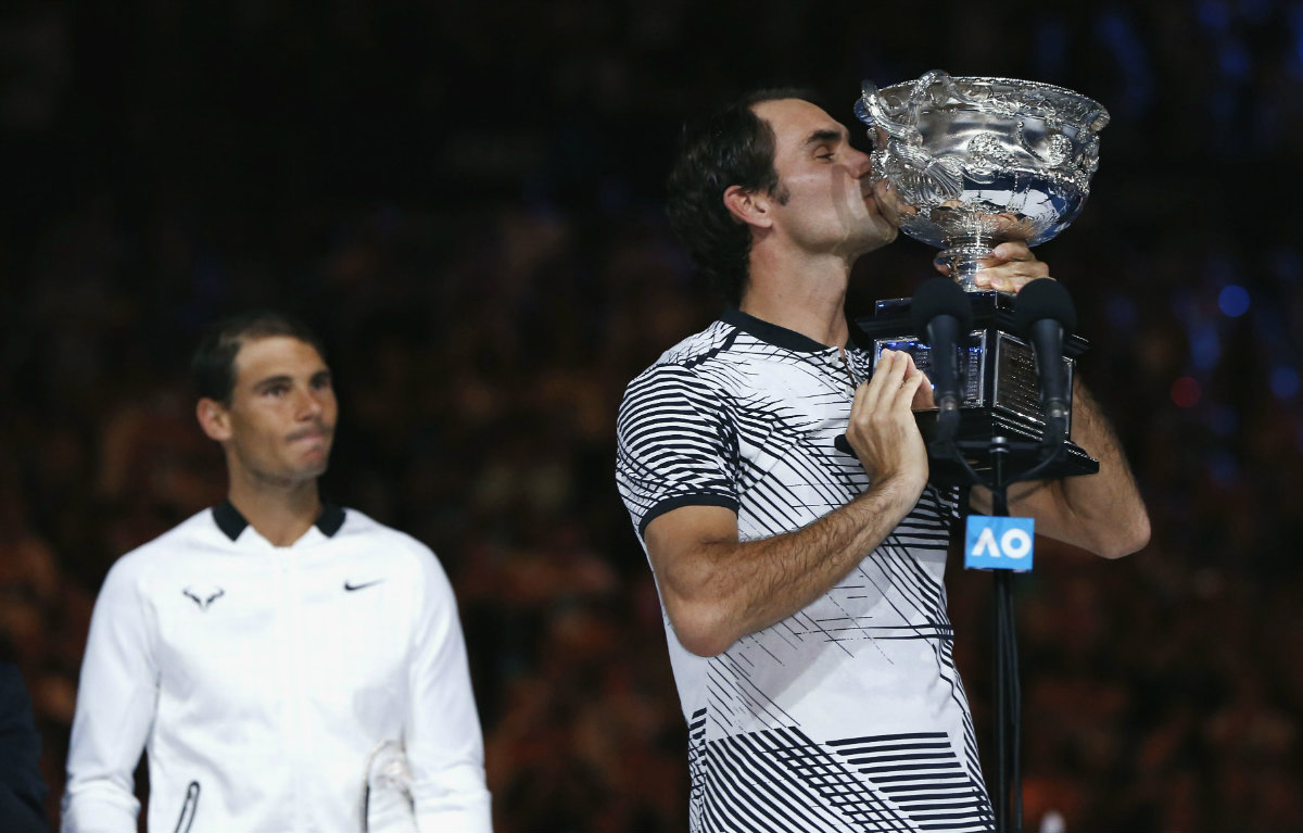 Roger Federer besa su quinto trofeo del Abierto de Australia
