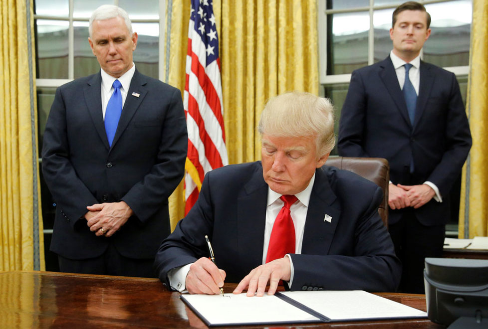 Trump comenzó su gestión firmando la orden para salirse del TPP.