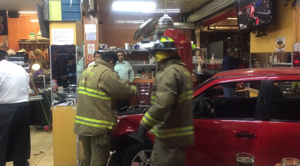 El automóvil se introdujo al local de comida veracruzana.