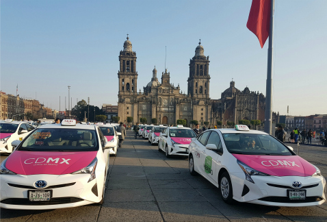 El jefe de Gobierno capitalino, Miguel Ángel Mancera, dio el banderazo de salida a 100 taxis híbridos, y en los próximos dos meses habrá en las calles