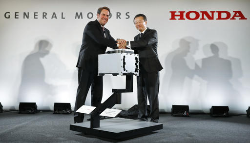 Mark Reuss, de General Motors, y Toshiaki Mikoshiba, de Honda.