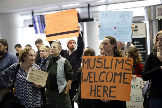 Las protestas en el aeropuerto internacional de San Francisco por las medidas anunciadas por Donald Trump contra los migrantes.