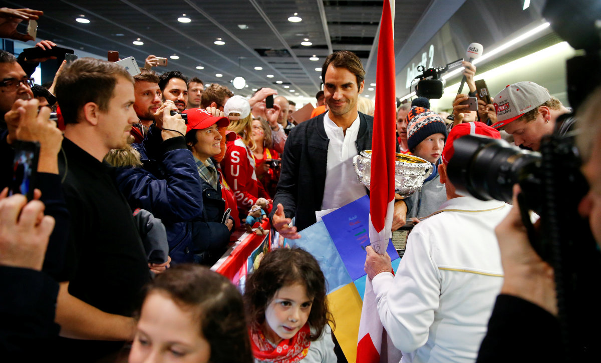 Aficionados reciben a Roger Federer en Zúrich