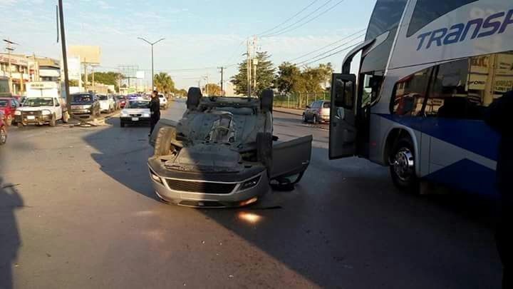 Auto se vuelca;hay dos mujeres heridas.