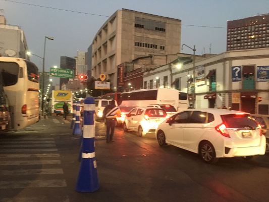 La calle Bucareli, a la altura de Morelos, permanece cerrada por manifestantes.