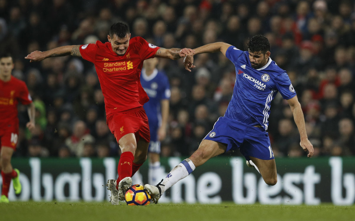 Dejan Lovren pelea un balón con Diego Costa