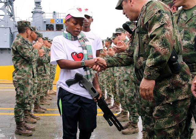 Guerrilleros del ELN entregando sus armas al ejército colombiano.