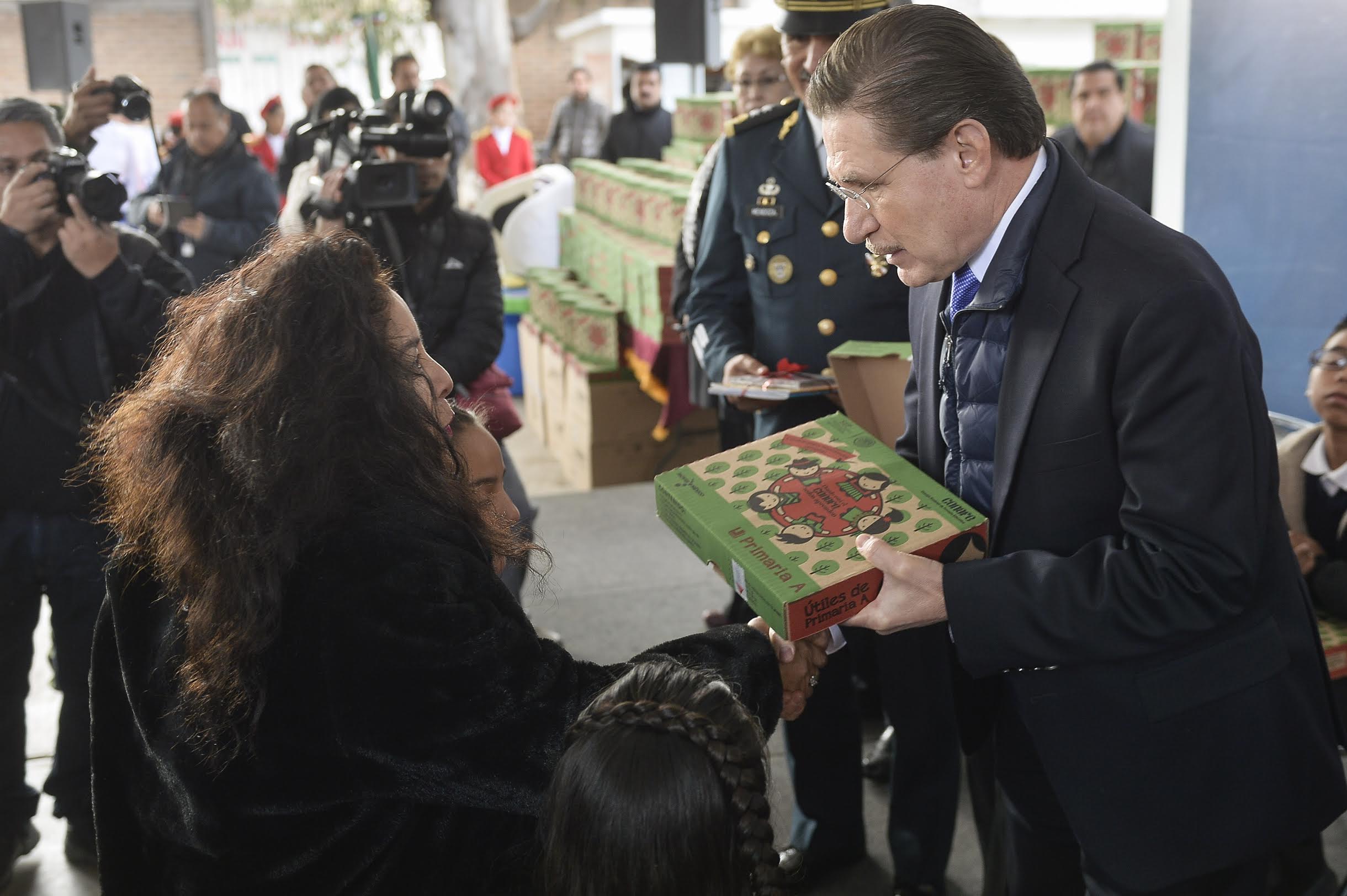 José Rosas Aispuro Torres, Gobernador de Durango, entregó apoyo a escuelas afectadas por lluvias.