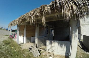 La construcción ubicada en la playa sólo quedó en obra negra.