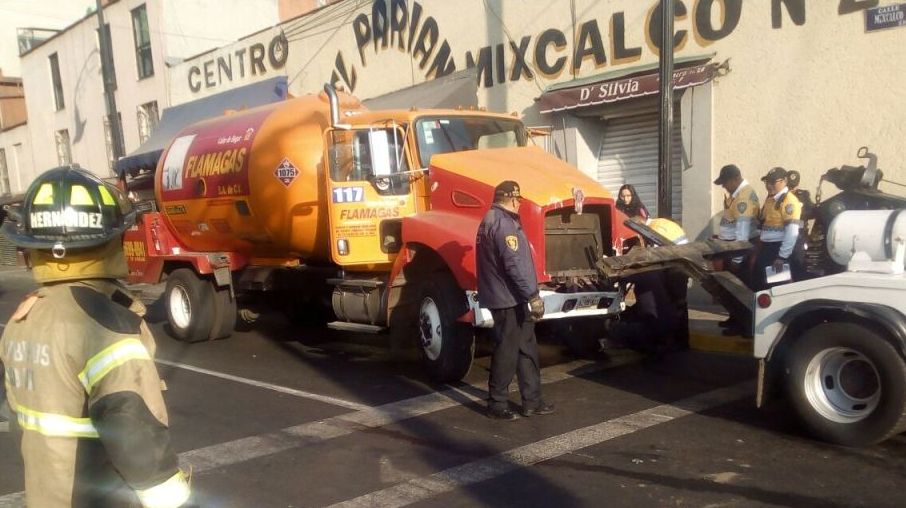 La pipa transporta gas L.P y es de la empresa Flamagas.