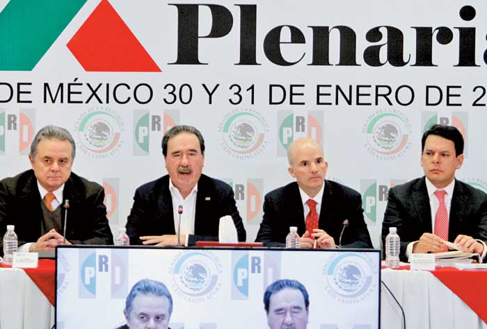 Mesa de análisis en materia energética de la reunión plenaria del PRI en el Senado.