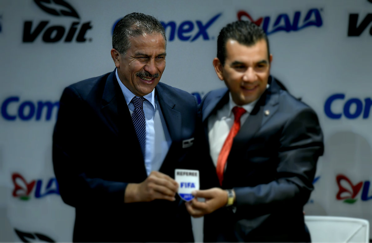 Rodolfo Sibrian y Paul Delgadillo, durante la entrega de gafetes FIFA a árbitros mexicanos