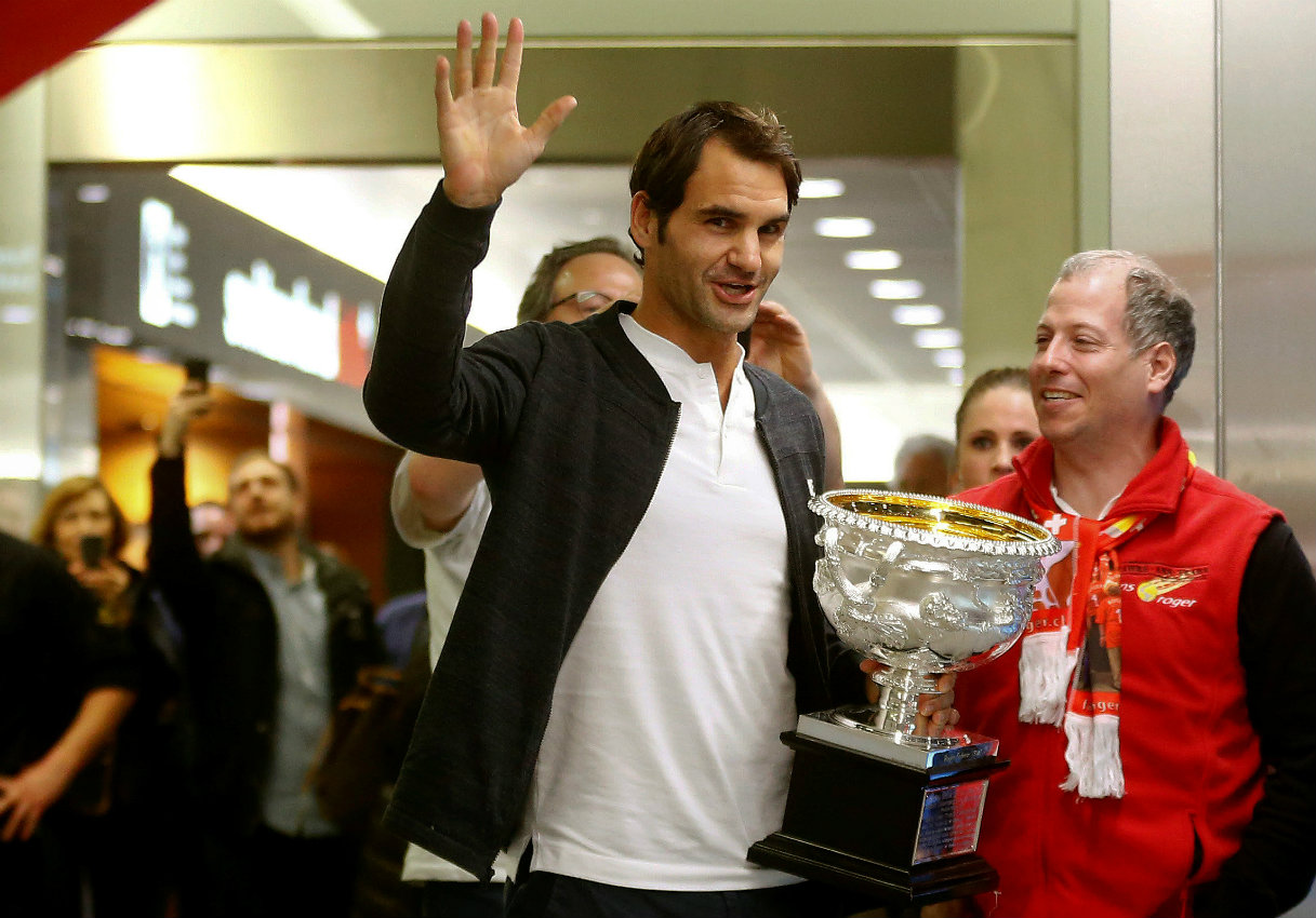 Roger Federer con su trofeo del Australian Open 