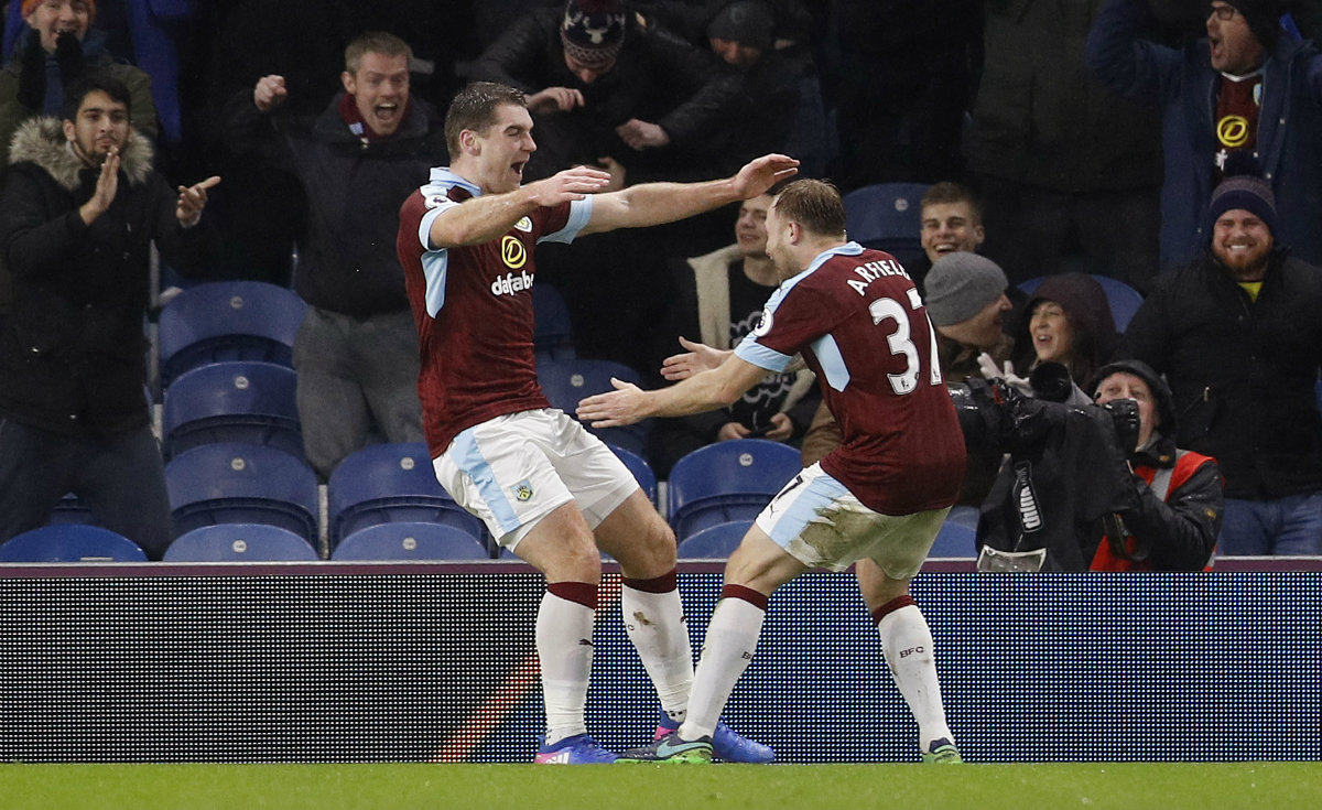 Sam Vokes festeja el gol del triunfo del Burnley
