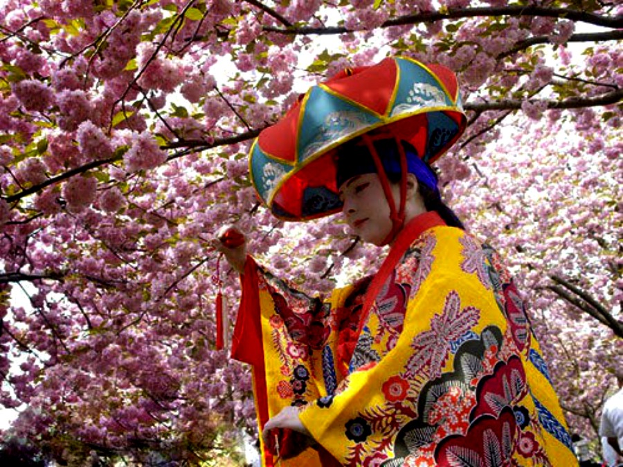 Los bailables folclóricos de Ryukyu eran llevados a cabo tradicionalmente por mujeres.