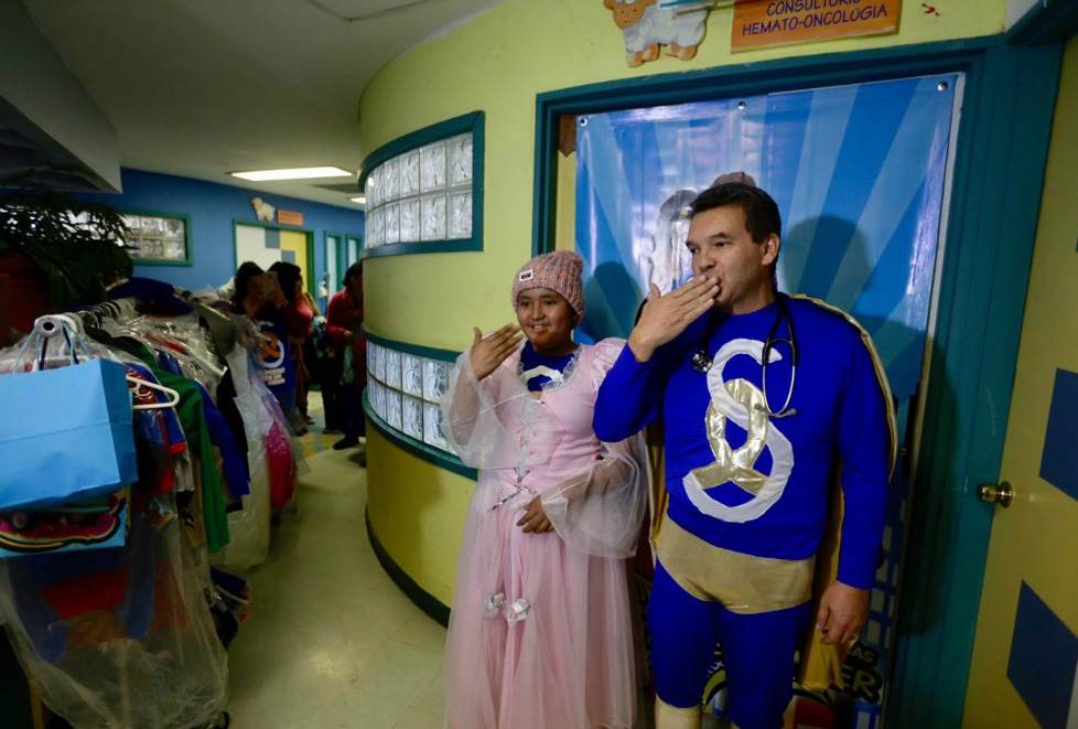 El doctor Sergio Gallegos salió a dar la bienvenida a sus pacientes.