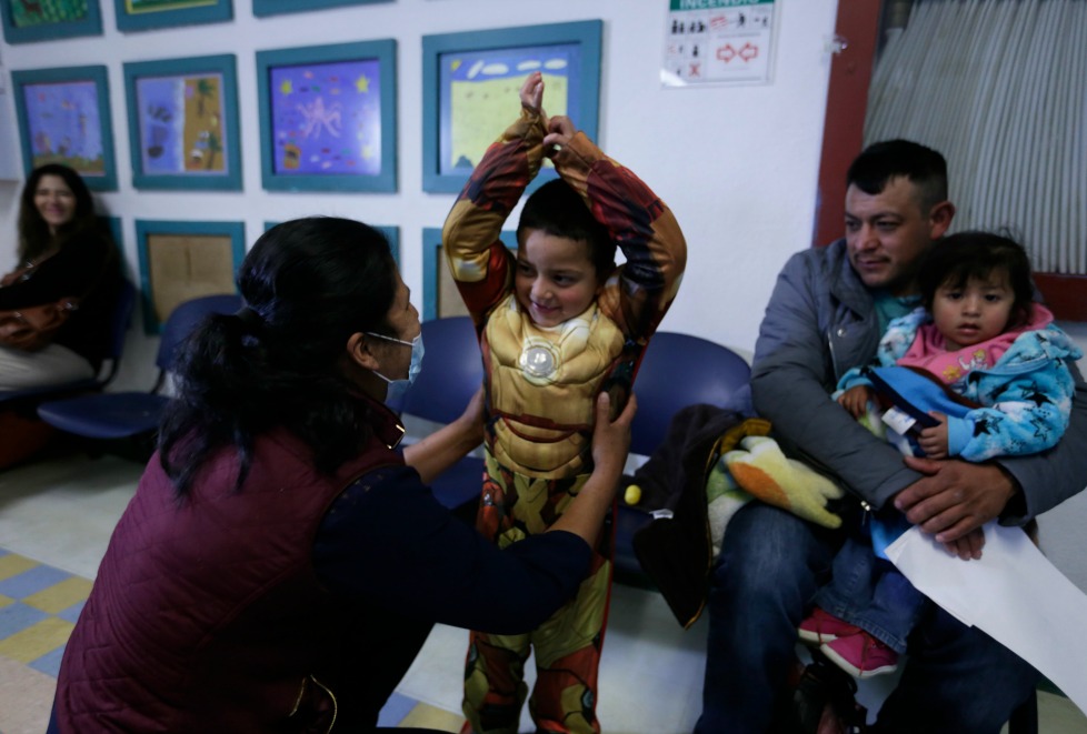Niños con cáncer del Hospital Civil se disfrazan de superhéroes y princesas.