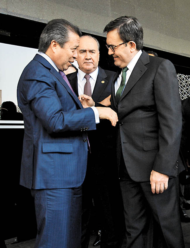 El secretario (derecha) participó en la plenaria de diputados priistas. 