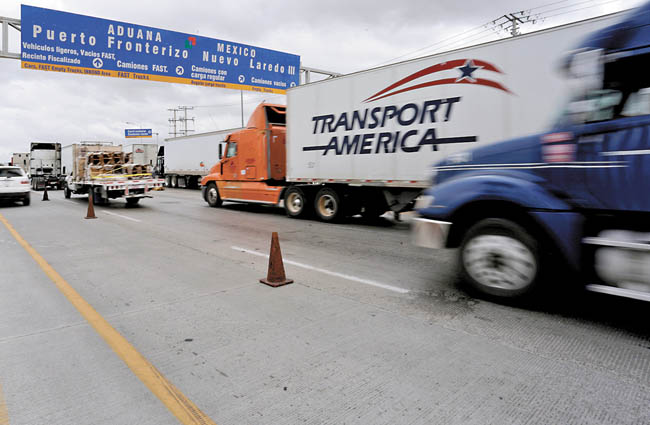 Tráileres esperan el paso en el puente Wolrd Trade en el lado de Nuevo Laredo, México. 