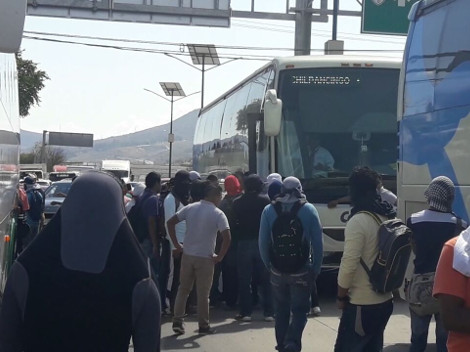 Estudiantes de la Normal Superior de Ayotzinapa bajaron a las personas que viajaban en el autobús, en el punto conocido como “El Parador del Marqués”.