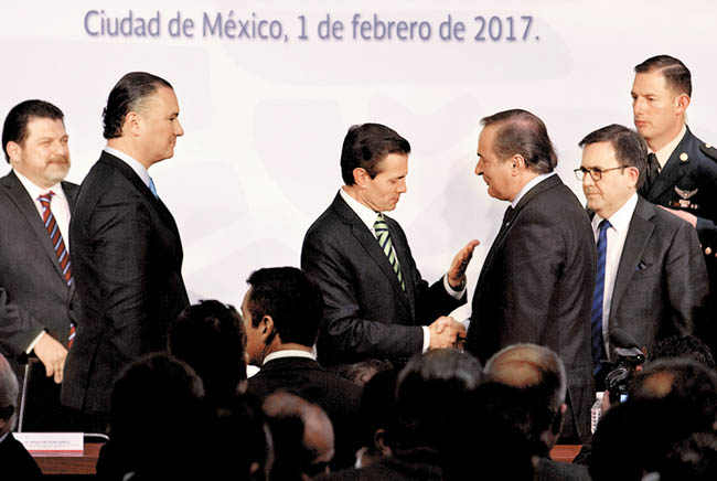 El Presidente se reunió con empresarios y funcionarios federales en un hotel del Centro Histórico. 