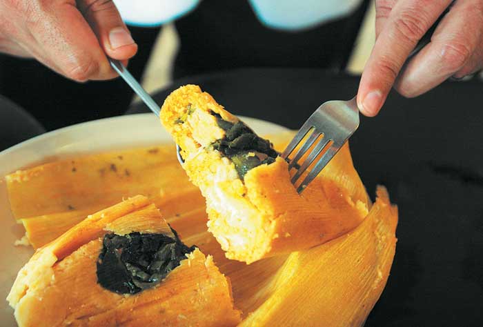 Queso crema con acelgas y frijol enchilado son parte de la variedad. 