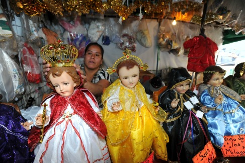 Una de las tradiciones de este día es vestir al Niño Dios con algún atuendo de carácter religioso. 