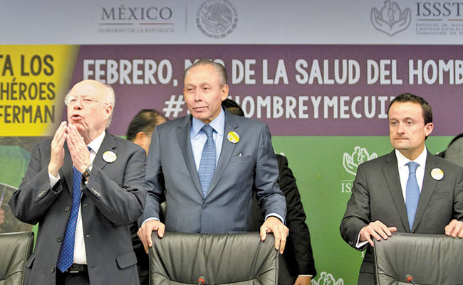 José Narro, secretario de Salud; José Reyes Baeza Terrazas, titular del Issste, y Mikel Arriola, director del IMSS. 