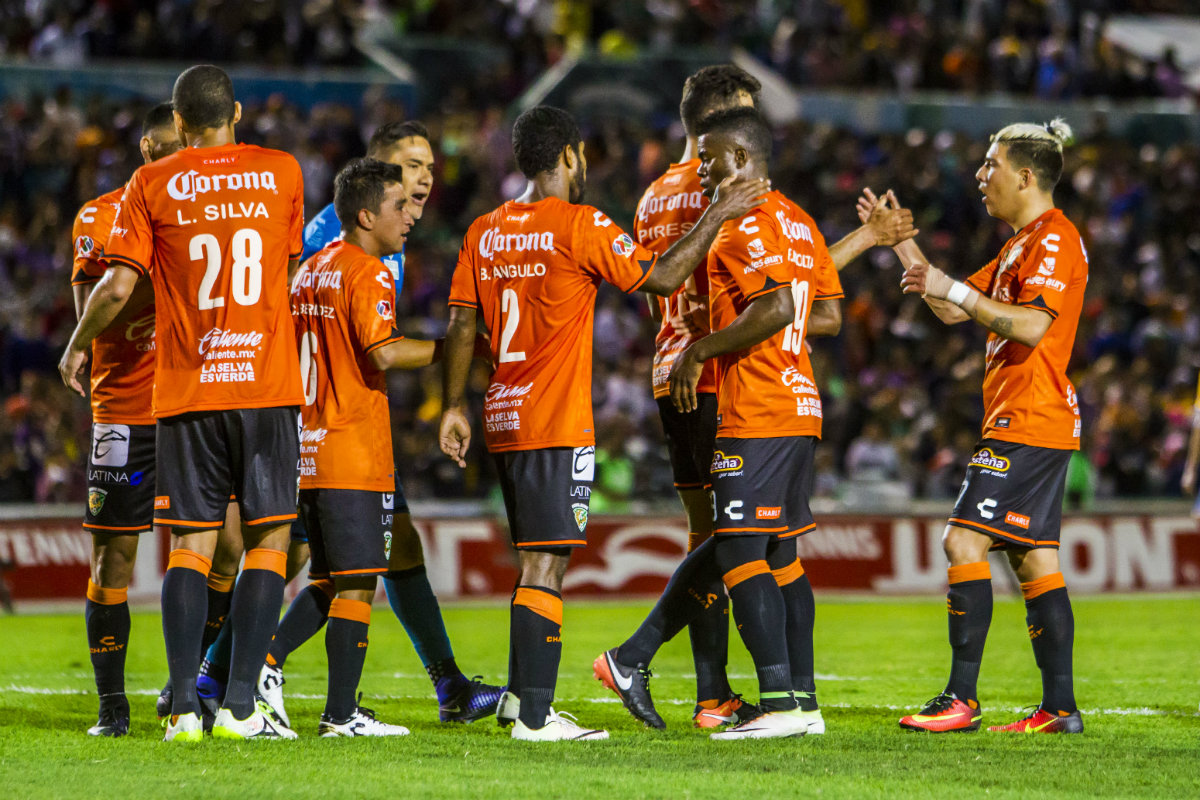 Los jugadores de Jaguares festejan tras su triunfo ante Tigres
