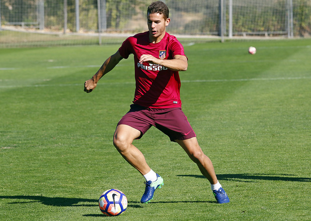 Lucas Hernández en un entrenamiento del Atlético