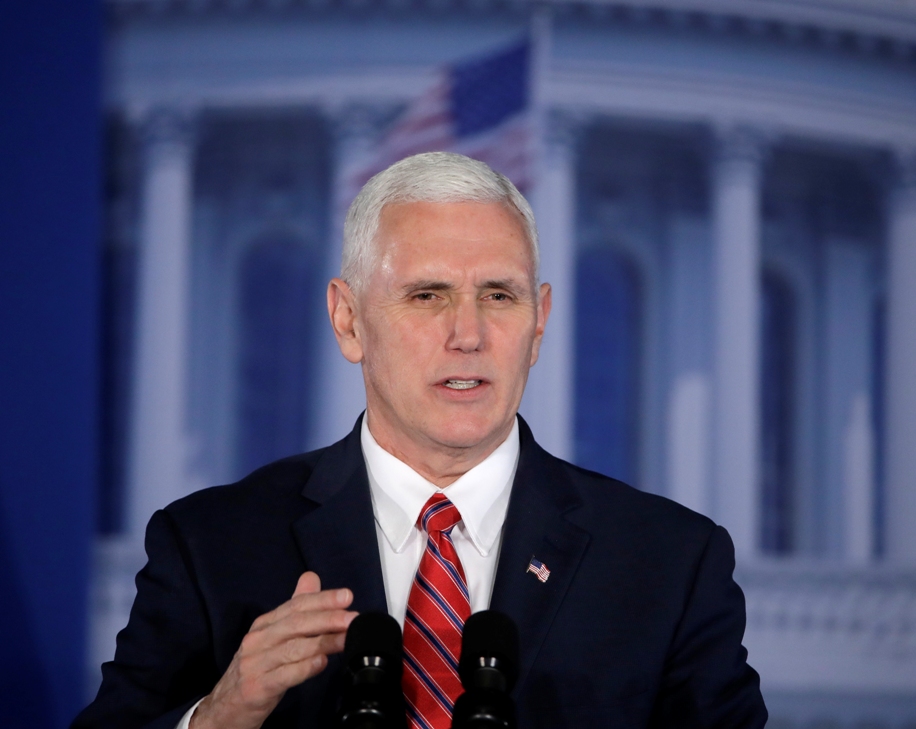 Mike Pence consideraba "ofensivo" prohibir la entrada a musulmanes a Estados Unidos. 