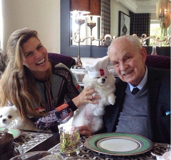 Montserrat Oliver se despide de su tío Lorenzo, fundador de Bimbo. 