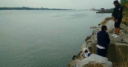 Mujer quiso matar a su hijo en la playa a la altura de escolleras. 