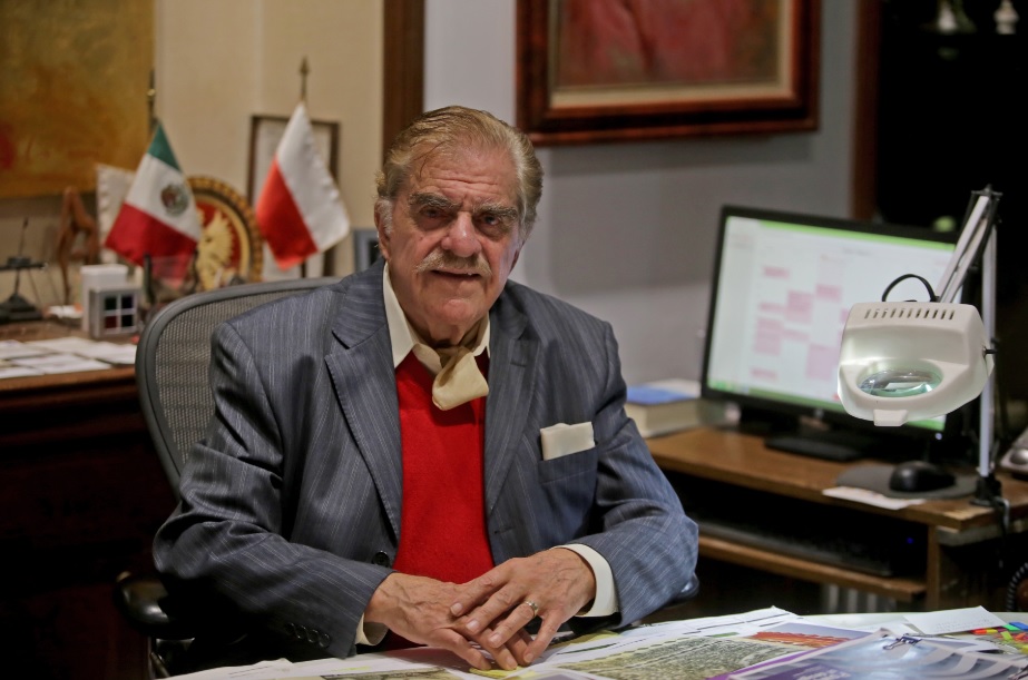 En su oficina, el arquitecto Juan Manuel Gómez Vázquez Aldana rememora los primeros días de la plaza