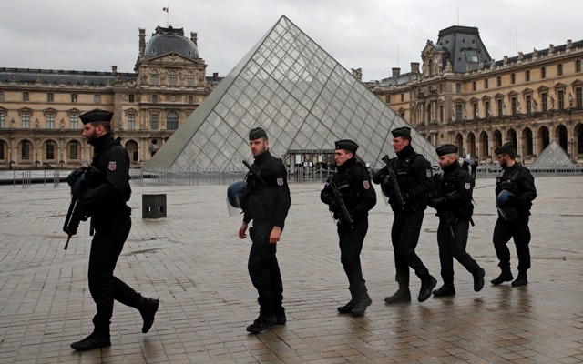 La policía sigue realizando operativos en las inmediaciones del Museo de Louvre.
