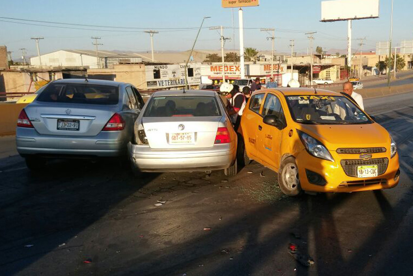 Taxi derrapa causa accidente sobre el puente de "La Libertad" al oriente de Torreón.