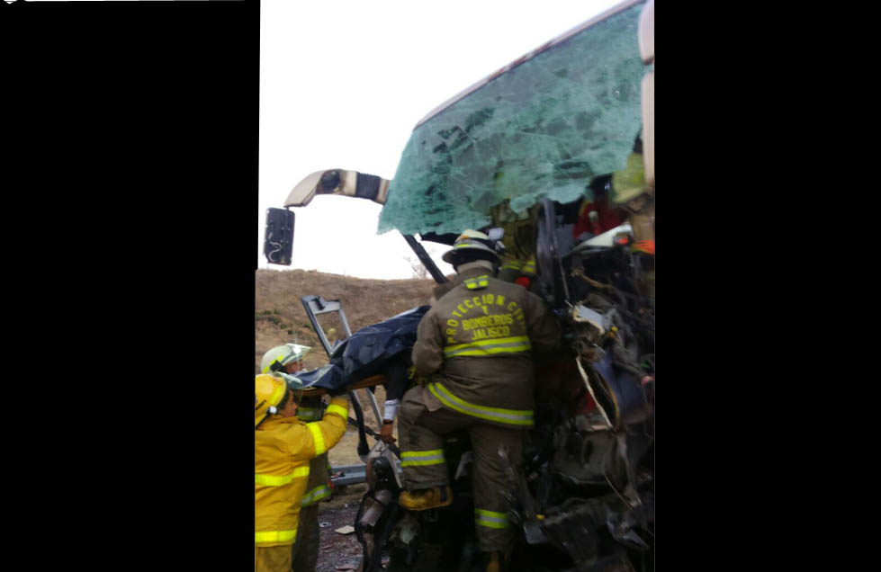 La peor parte en este accidente se la llevó la unidad de transporte que tenía como destino el municipio de Puerto Vallarta