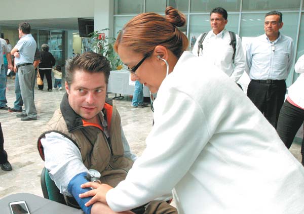 Otra de las actividades para la detección de diversos padecimientos fue la toma de presión arterial.