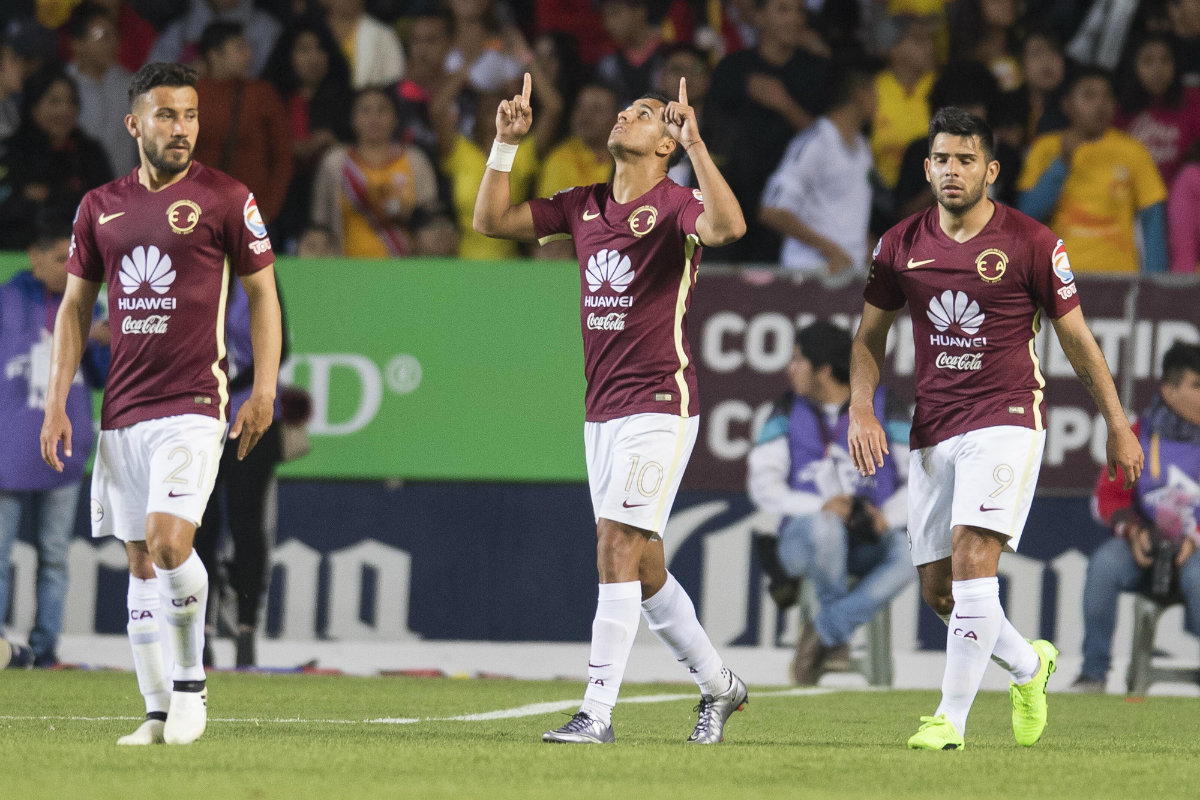 Cecilio Domínguez celebra su gol con Silvio Romero