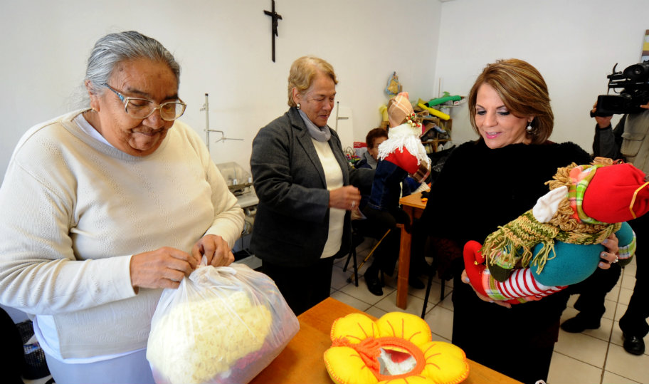Elvira Barrantes de Aispuro, presidenta del DIF en Durango, visitó Ciudad del Anciano.