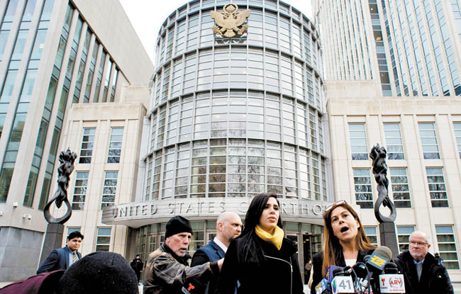 Emma Coronel, esposa de Guzmán, escucha a Michelle Gelernt, abogada del "narco", responder a preguntas de reporteros frente al tribunal. 